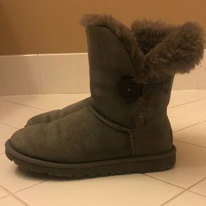 Grey Uggs with button on side! Size 5, but fits 6